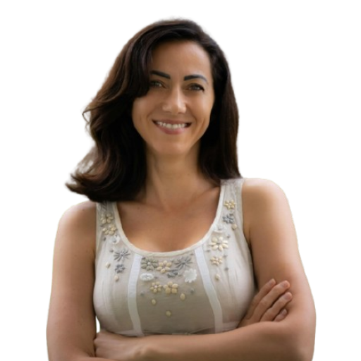 Curadora do Reino do Gato, mulher sorridente com braços cruzados vestindo roupa clara bordada, transmitindo confiança e autoridade em estilo de vida felino